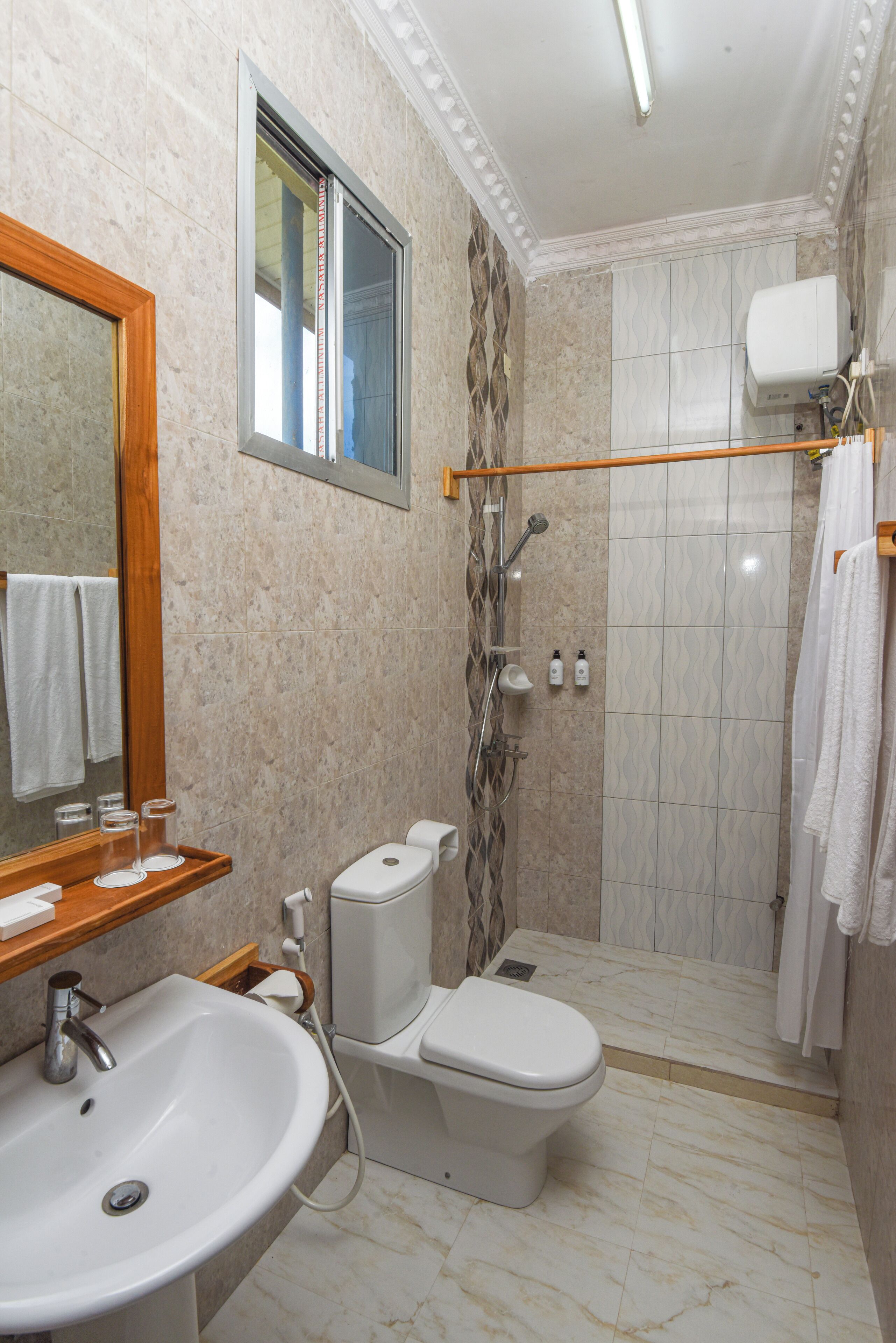 Ducha, artículos de higiene personal gratuitos y secador de pelo