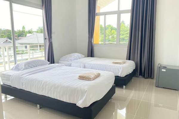 Deluxe Twin Room, Mountain View | Blackout drapes, free WiFi, bed sheets