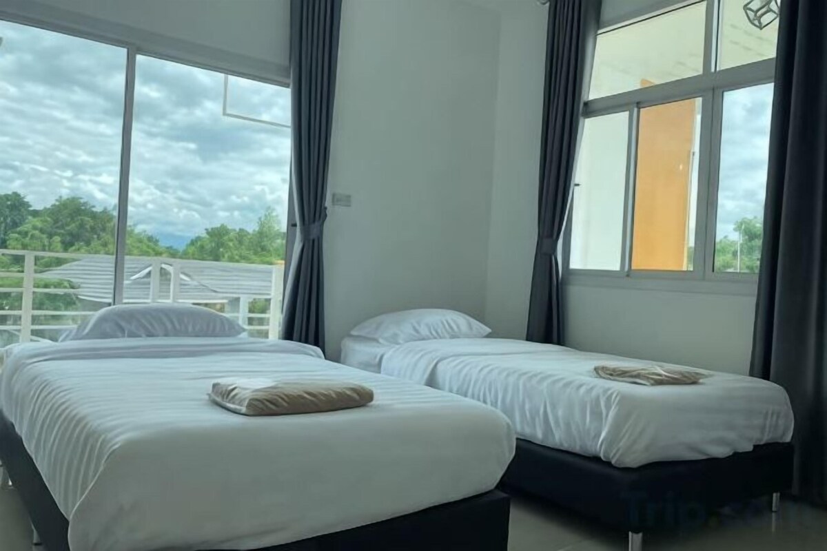 Cortinas opacas, wifi gratis, ropa de cama