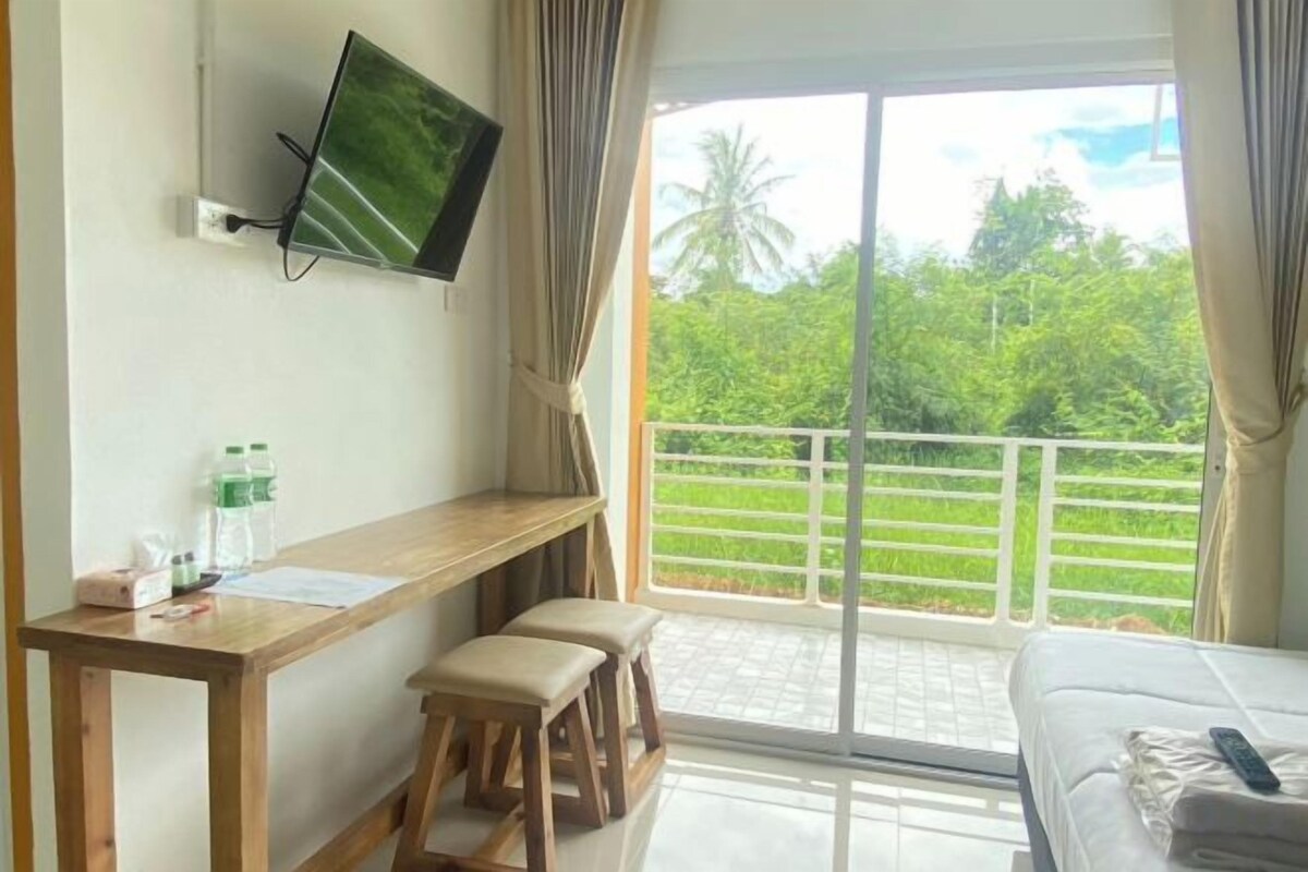 Cortinas opacas, wifi gratis, ropa de cama