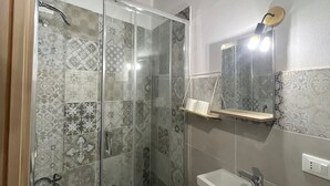 تجهيزات دش، مجففات شعر، مناشف، صابون