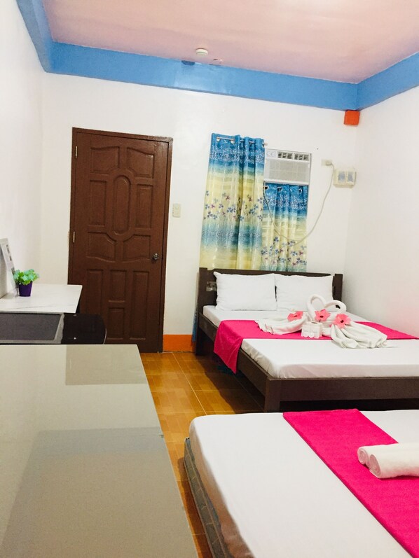 Hypo-allergenic bedding, desk, laptop workspace, free WiFi - Bebs and Jocel Apartment (Panglao)