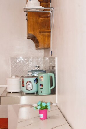 Economy Room | Private kitchen - Bebs and Jocel Apartment (Panglao)