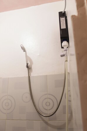 Shower, rainfall showerhead, designer toiletries, bidet - Bebs and Jocel Apartment (Panglao)