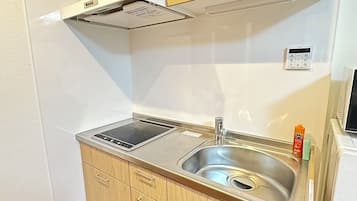 Economy Apartment | Private kitchen | Fridge, microwave, stovetop, electric kettle