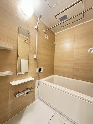 Kostenlose Toilettenartikel, Haartrockner, Hausschuhe, Handtücher