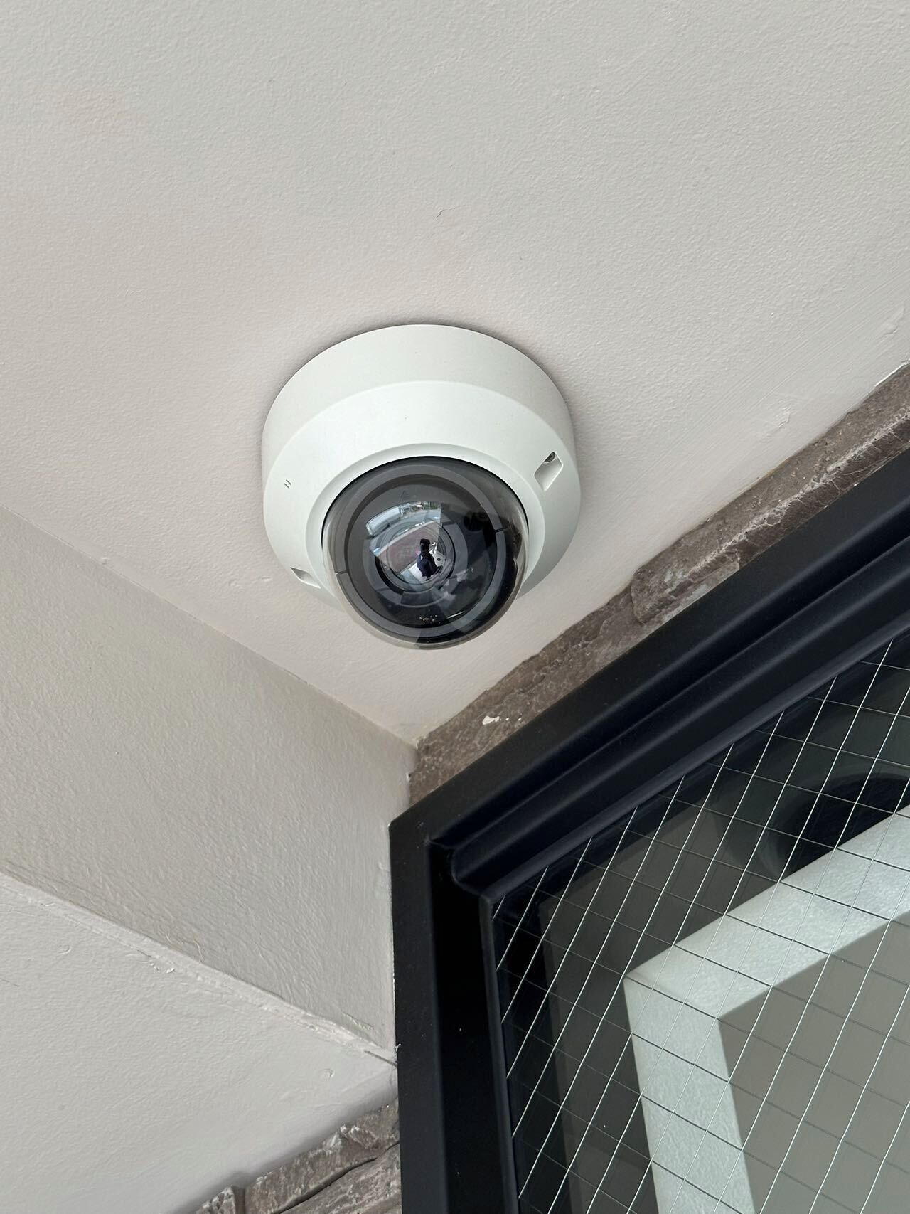 Une caméra de surveillance fixée au plafond.