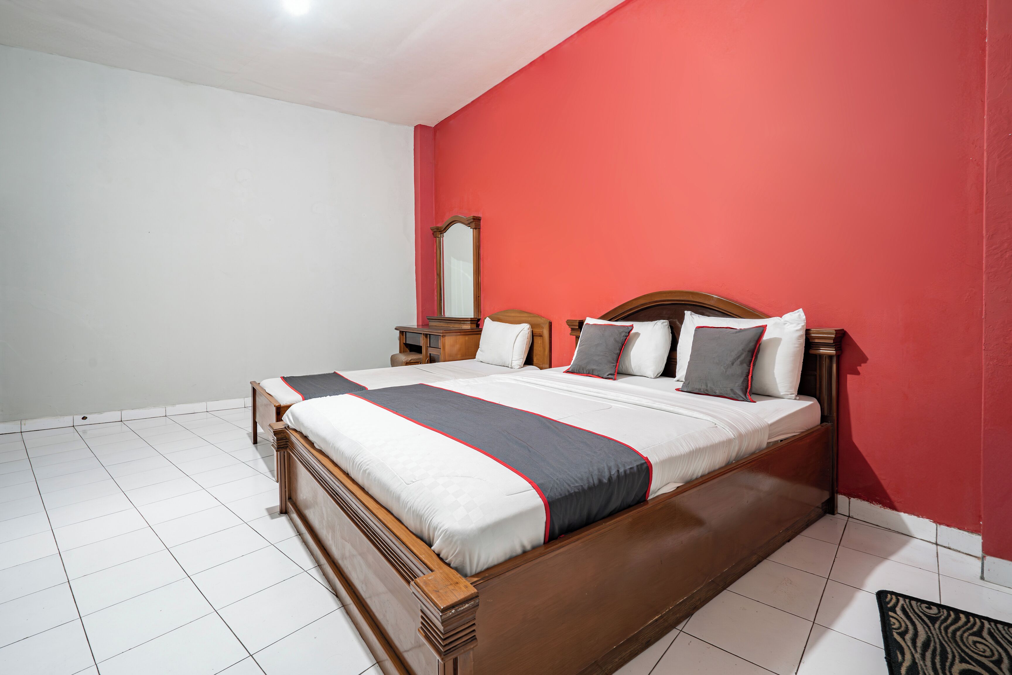 Family Room | Egyptian cotton sheets, premium bedding, laptop workspace, free WiFi