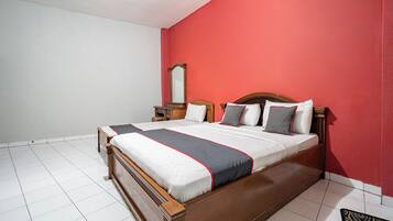 Family Room | Egyptian cotton sheets, premium bedding, laptop workspace, free WiFi