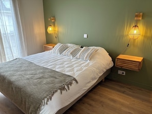 1 habitación, tabla de planchar con plancha y cuna de viaje 