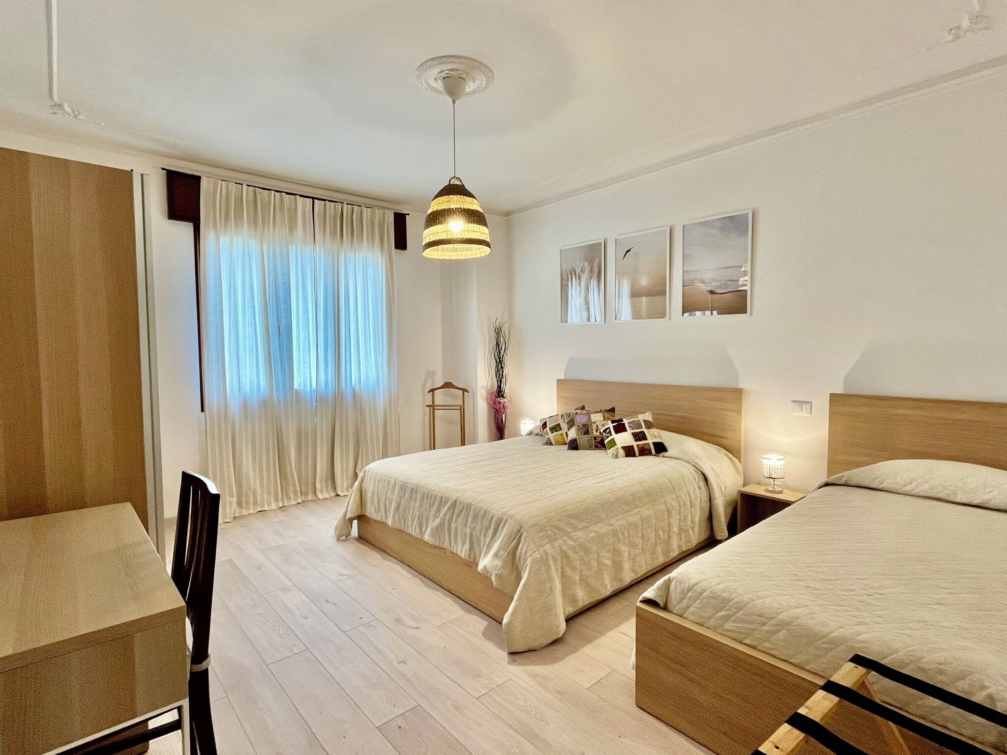 2 habitaciones, escritorio, tabla de planchar con plancha y wifi 