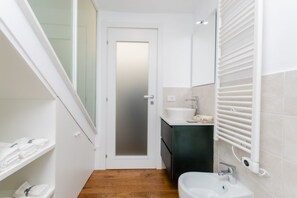 Shower, free toiletries, hair dryer, bidet