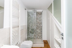 Suihku, hiustenkuivaaja, bidee, pyyhkeet