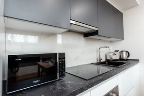 Réfrigérateur, micro-ondes, four, plaque de cuisson