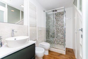 Shower, hair dryer, bidet, towels - VivimiHome - Alexander Suite Milano (Milano)