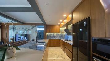 Fridge, microwave, stovetop, cookware/dishes/utensils