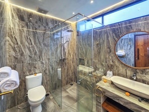 Articles de toilette gratuits, peignoirs, chaussons, serviettes fournies