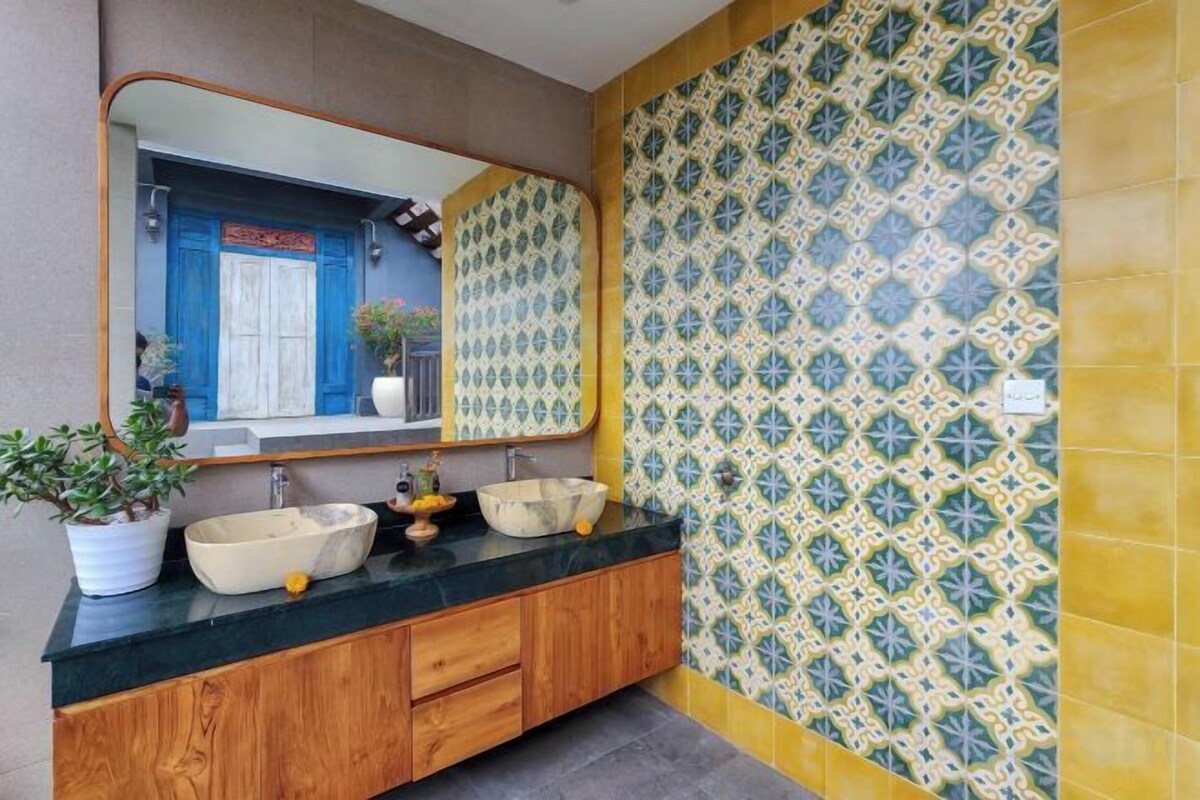 Baño | Artículos de higiene personal gratuitos, albornoces y zapatillas