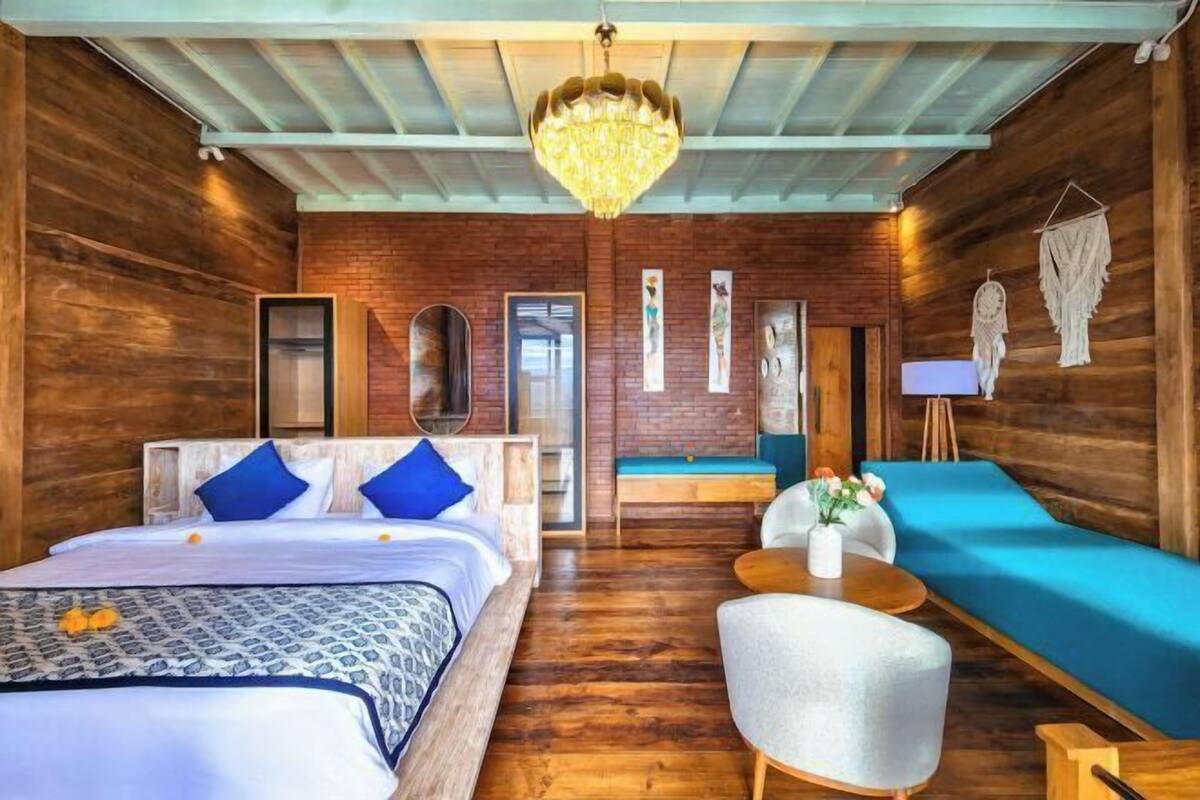 4 habitaciones, escritorio y ropa de cama