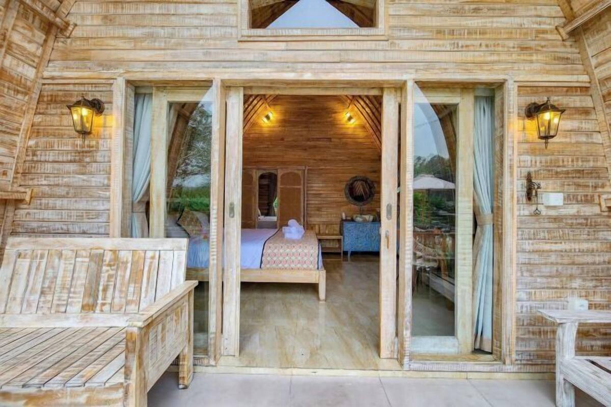 4 habitaciones, escritorio y ropa de cama