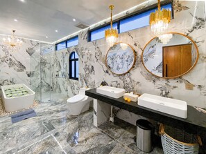 Villa panorámica, 3 habitaciones, vistas a la montaña | Baño | Artículos de higiene personal gratuitos, albornoces y zapatillas