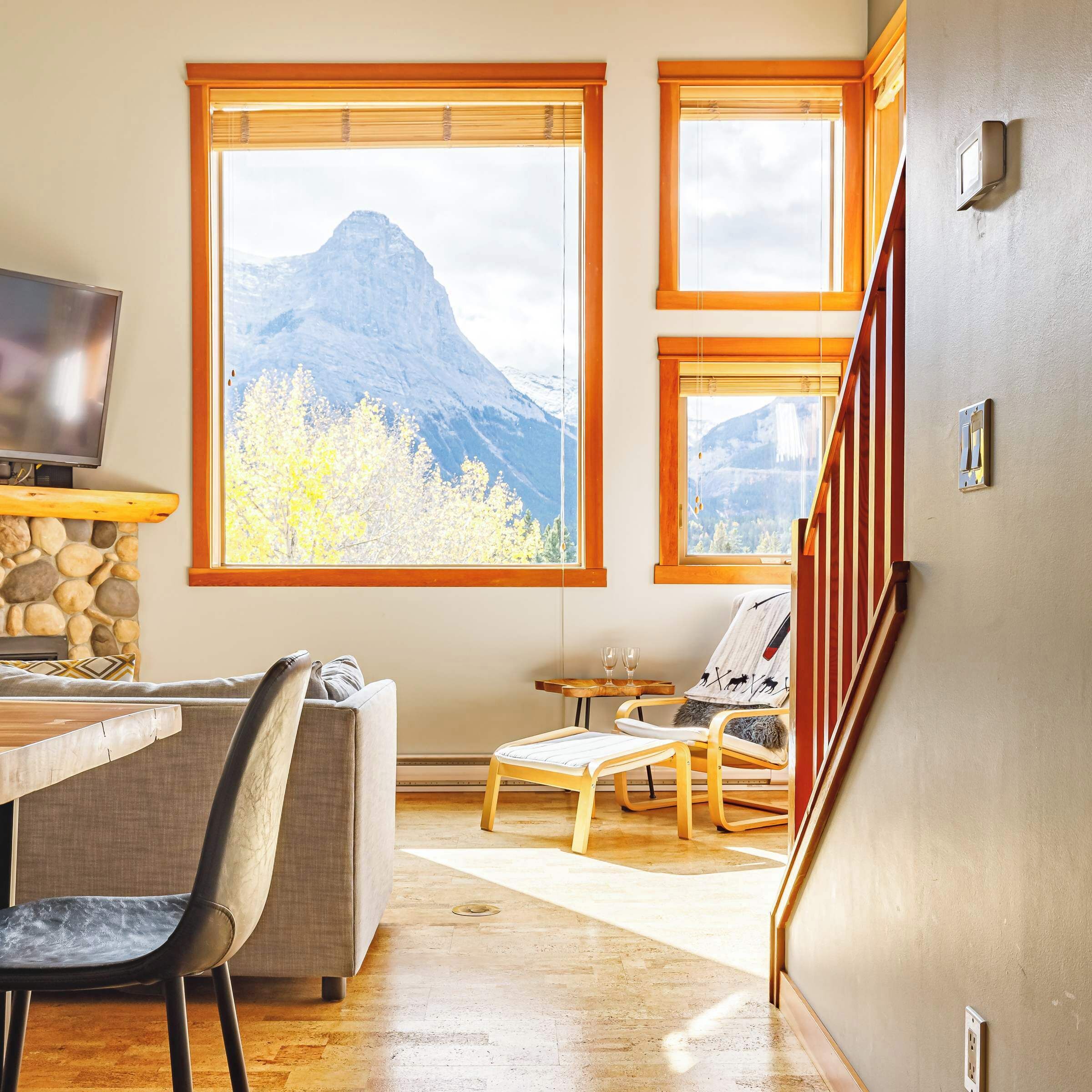 Televisio, takka, työhuone