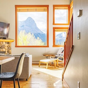 Televisión, chimenea, oficina