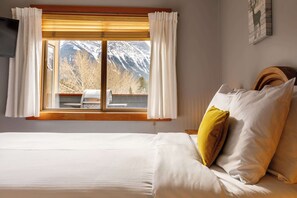 2 bedrooms, iron/ironing board, travel crib, WiFi - Ha Ling Haven - Penthouse with Shared Rooftop Hot Tub (Canmore)