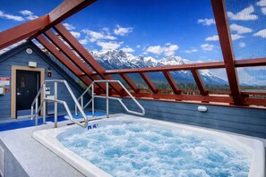 Outdoor spa tub - Ha Ling Haven - Penthouse with Shared Rooftop Hot Tub (Canmore)