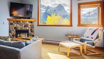 Tv, eldstad och kontor