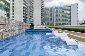 Outdoor pool - Cozy apartment near Burj Khalifa (Dubai)