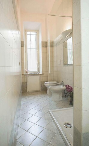 2 bedrooms and a living room with a sofa bed. | Bathroom | Shower, rainfall showerhead, designer toiletries, hair dryer - Apartment Glatimia- Your Home In Rome (Rome)