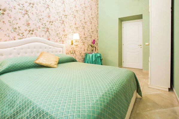 2 bedrooms and a living room with a sofa bed. | Blackout curtains, iron/ironing board, free WiFi, bed sheets - Apartment Glatimia- Your Home In Rome (Rome)