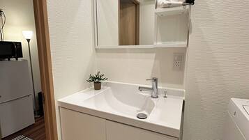 Economy-Apartment | Badezimmer | Haartrockner, Hausschuhe, Handtücher
