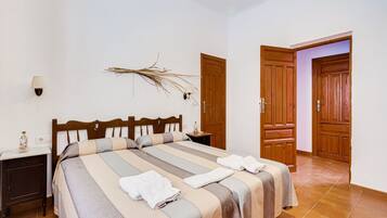 House | 7 bedrooms, individually furnished, iron/ironing board, bed sheets