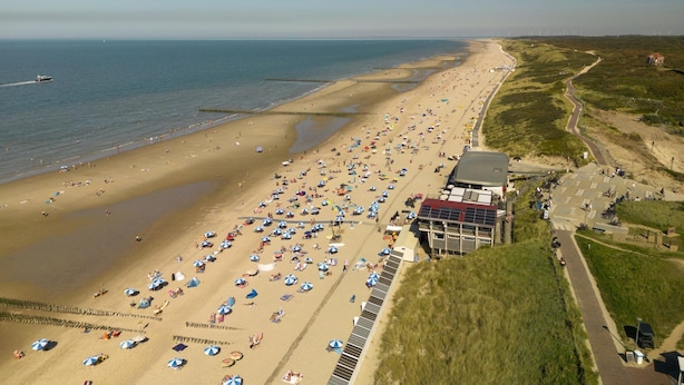 A beach with numerous umbrellas and people. - Comfortable Villa in Veerse Meer (Wolphaartsdijk)