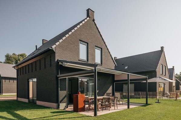 Outdoor dining - Comfortable Villa in Veerse Meer (Wolphaartsdijk)