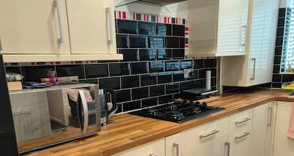 Modern Fully furnished 3 Bedroom Family House With Garden And Parking