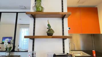 Réfrigérateur, micro-ondes, four, plaque de cuisson