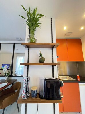 Réfrigérateur, micro-ondes, four, plaque de cuisson