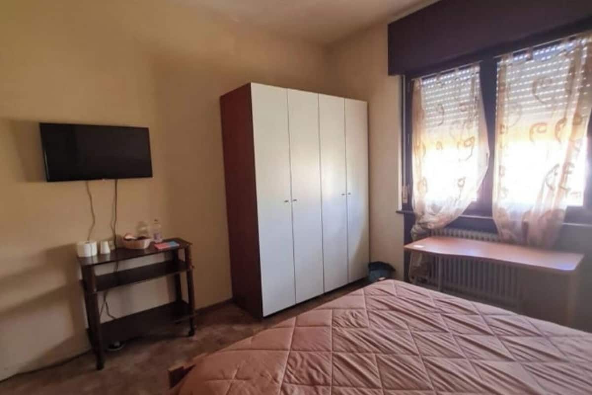 Camera Basic con letto matrimoniale o 2 letti singoli | Wi-Fi gratuito