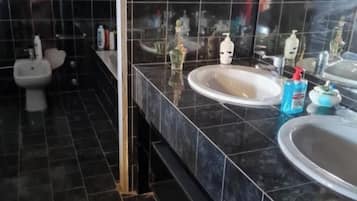 Habitación básica con 1 cama matrimonial o 2 individuales | Baño | Secadora de cabello