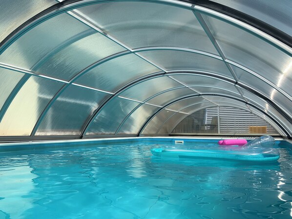 Utendørsbasseng og et oppvarmet basseng