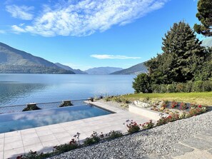 En swimmingpool med utsikt över en sjö och berg.