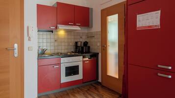 Fridge, microwave, stovetop, dishwasher