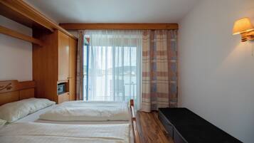 2 bedrooms, in-room safe, travel crib, free WiFi