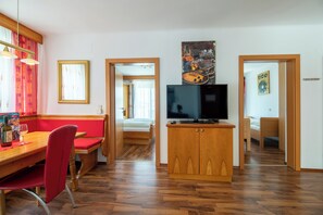 2 habitaciones, caja de seguridad en la habitación y cuna de viaje 