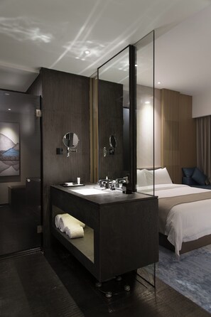 Πιστολάκι μαλλιών, παντόφλες, πετσέτες, Σαμπουάν