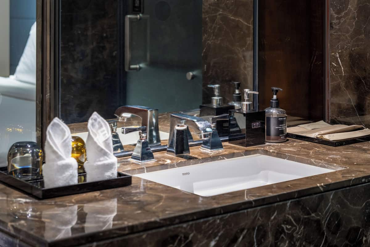 Deluxe Double Room Single Use, City View | Bathroom | Hair dryer, slippers, towels, shampoo
