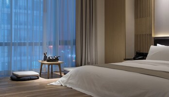 Caja de seguridad en la habitación y escritorio 